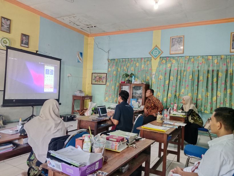 Sosialisasi aplikasi SIGMA kepada guru dan staf di ruang kelas