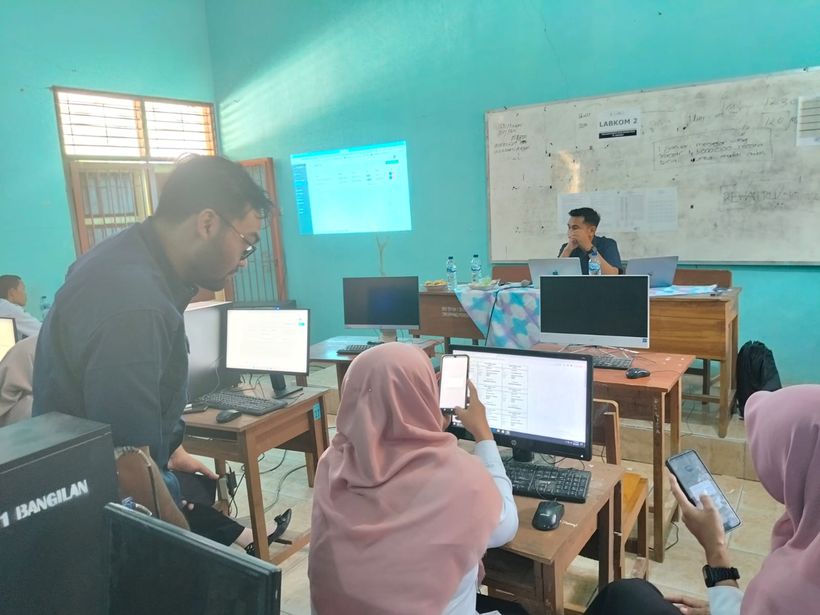 Pendampingan penggunaan SIGMA di laboratorium komputer sekolah