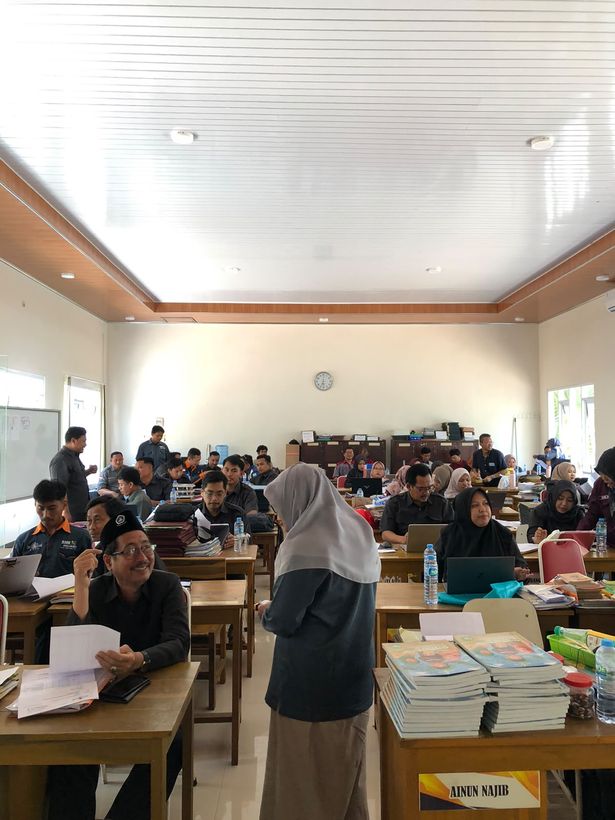Pelatihan penggunaan SIGMA bersama dewan guru